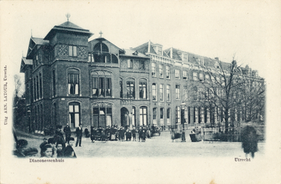 1877 Gezicht op de zij- en voorgevel van het Diakonessenhuis (Achter Twijnstraat 30-33) te Utrecht vanaf de ...